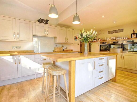 KITCHEN /BREAKFAST ROOM