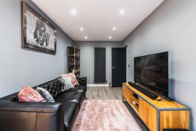 5 bed Detached for sale Image 8