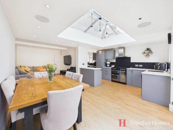 DINER/KITCHEN/LOUNGE