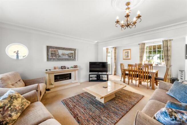 Lounge/Dining Area