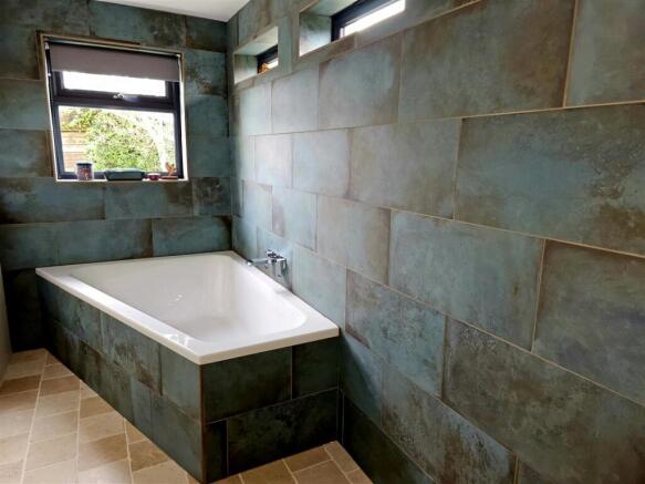 Moorlands8 Bed2 Bathroom.jpg