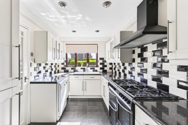 5 bed Detached for sale Image 7