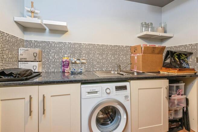 5 bed Detached for sale Image 7