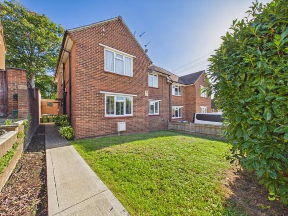 2-bed flat on Marden Crescent, Bexley, Kent, DA5, £325,000