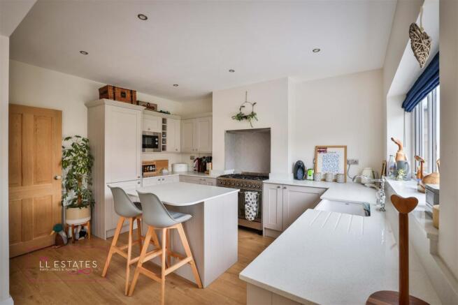 Kitchen 2.jpg