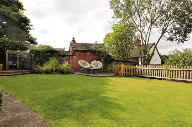 LANDSCAPED FRONT GARDEN