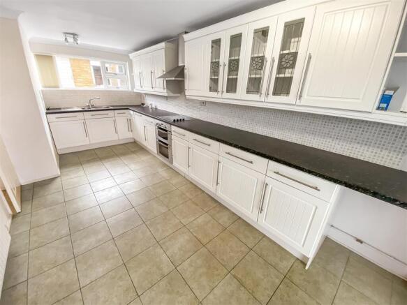 Kitchen (2).jpg