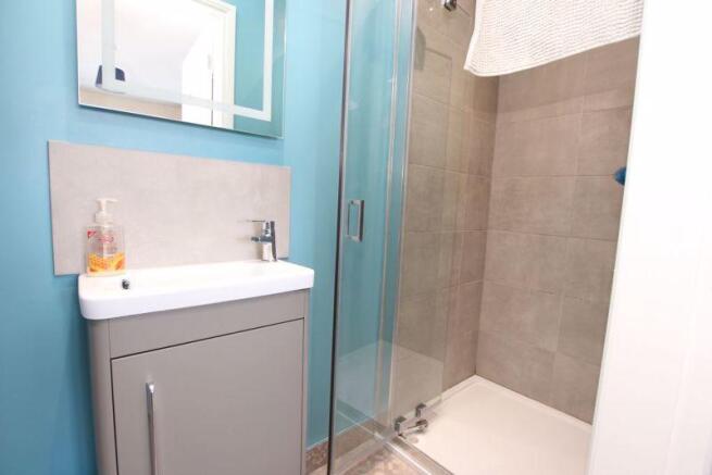 Ensuite to bed 1