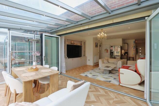 5 bed Detached for sale Image 5