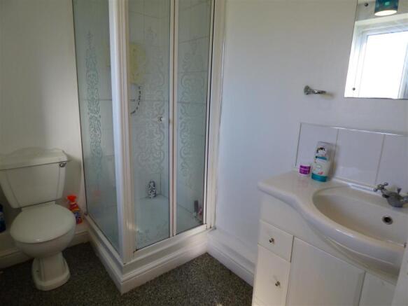 EN-SUITE SHOWER ROOM
