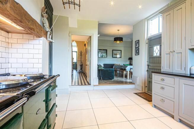 5 bed Semi-Detached for sale Image 5