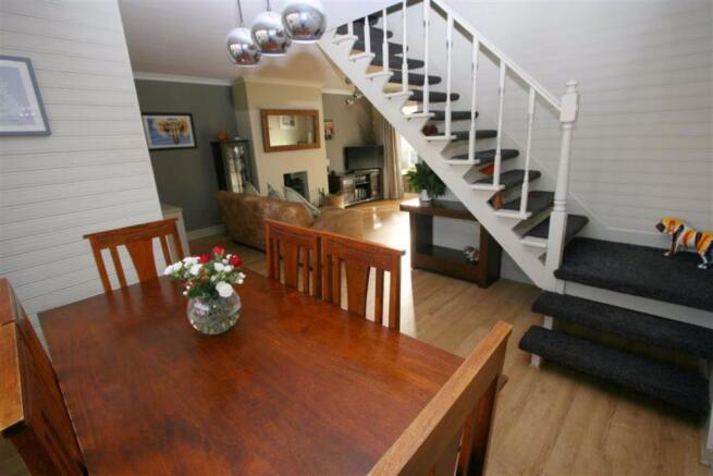 LOUNGE / DINING ROOM