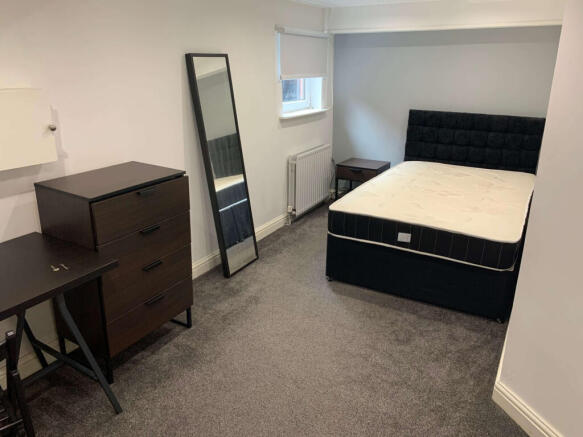 4 bed House to rent Image 11