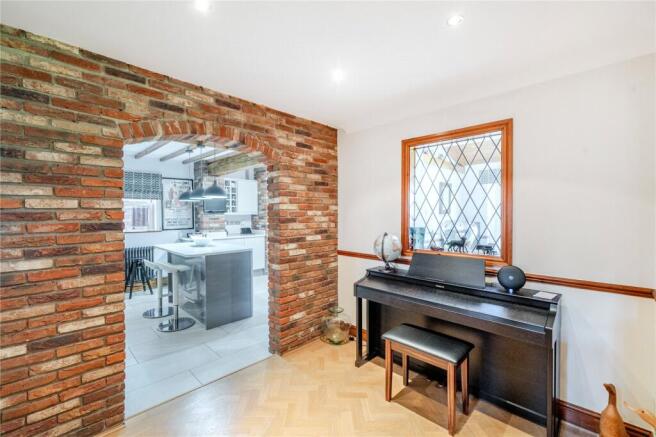 5 bed Detached for sale Image 7