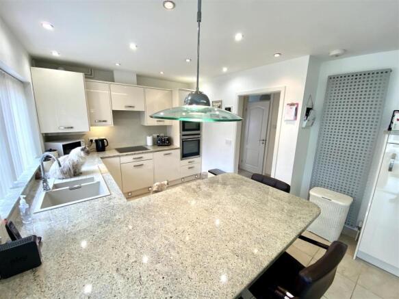 KITCHEN/FAMILY ROOM