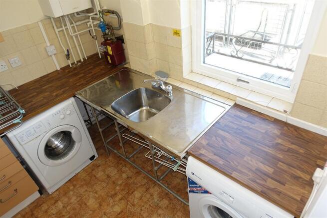 4 bed Private Halls to rent Image 7