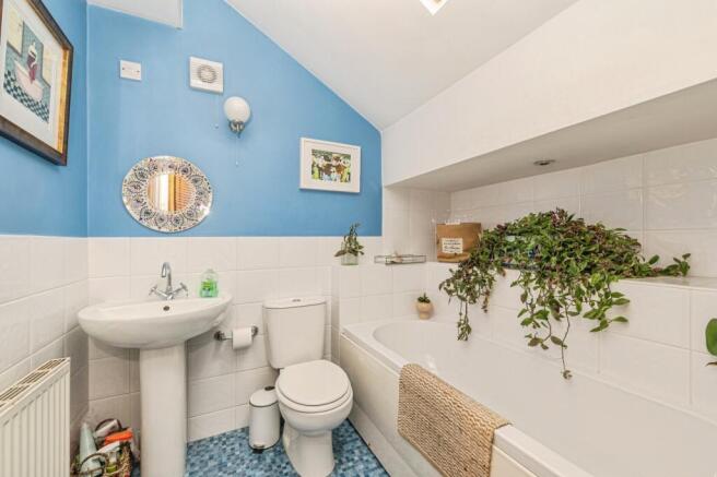 4 bed Semi-Detached for sale Image 11