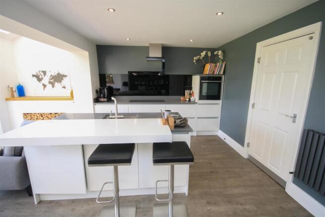 OPEN PLAN LIVING/ DINING KITCHEN
