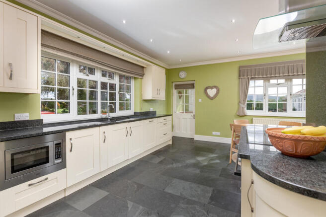 5 bed Detached for sale Image 10