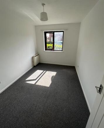 almond crt bedroom .JPG