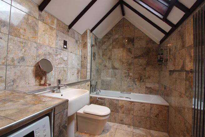 BATHROOM WITH VAULTED CEILING