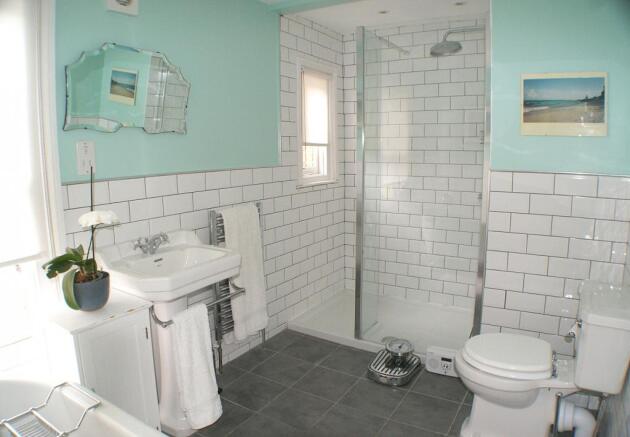 Family Bathroom/Show