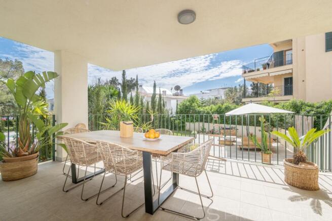 BEAUTIFUL MODERN GROUND FLOOR APARTMENT WITH A LARGE GARDEN AND COMMUNITY POOL