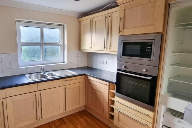 83 kitchen.jpg