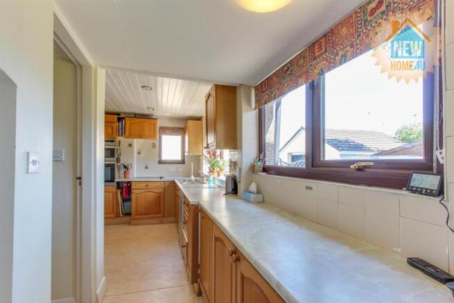 KITCHEN / BREAKFAST ROOM: