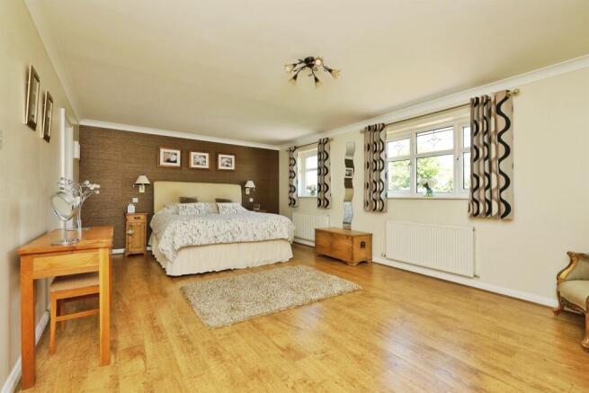 5 bed Detached for sale Image 7
