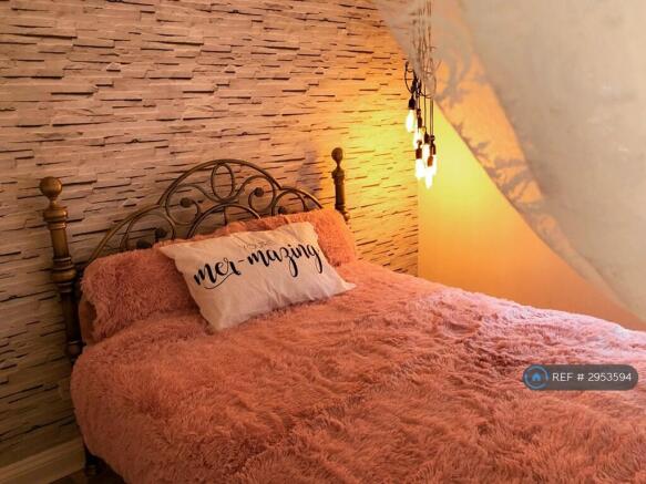 Feature Lighting In a Cosy Bedroom Retreat