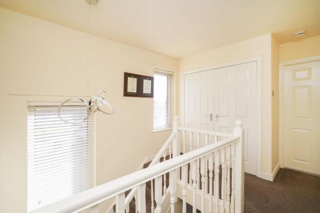 4 bed Detached for sale Image 9