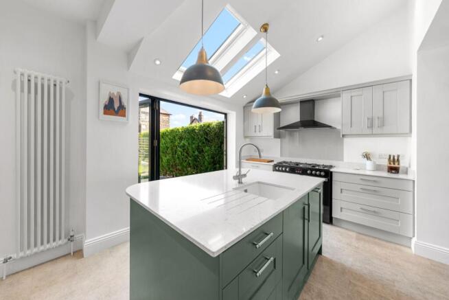 4 bed House for sale Image 8