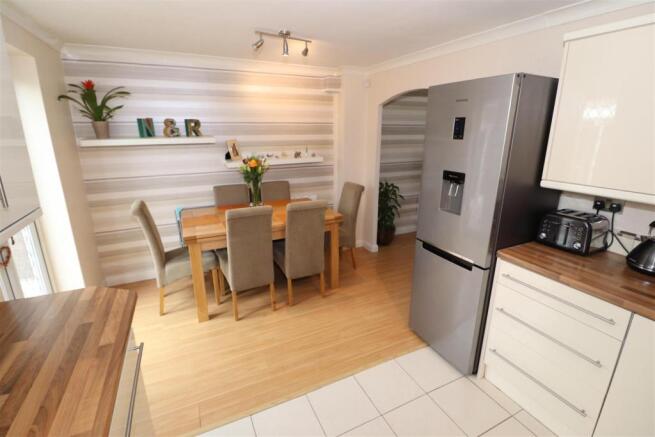 KITCHEN/DINING ROOM