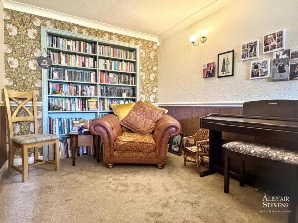5 bed Detached for sale Image 8