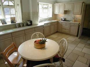 KITCHEN/BREAKFAST RM: