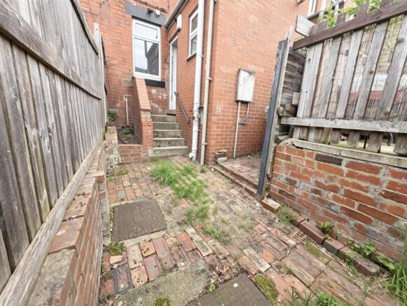 2 bed Terraced to rent Image 10
