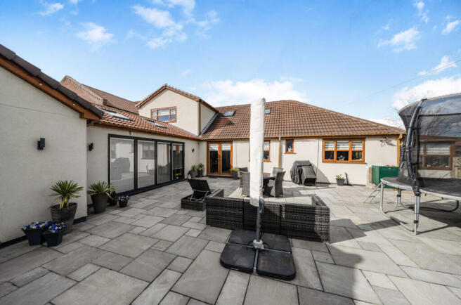 5 bed Detached for sale Image 7