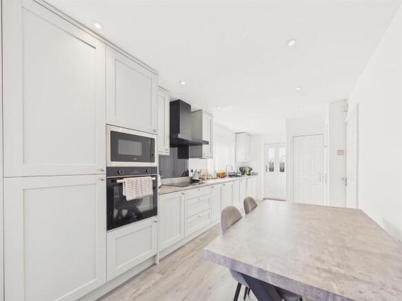 BREAKFASTING KITCHEN