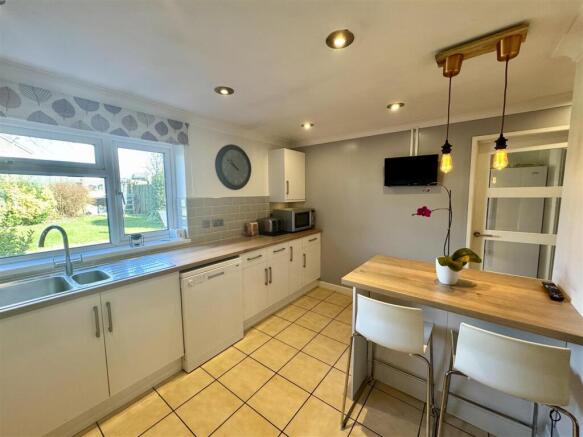 KITCHEN/BREAKFAST ROOM