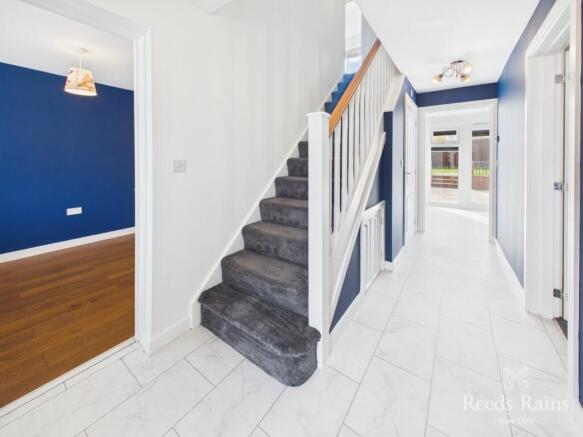 5 bed Detached for sale Image 3