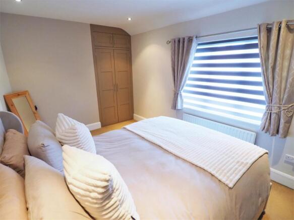 Master Bedroom With Fitted Wardrobes 521