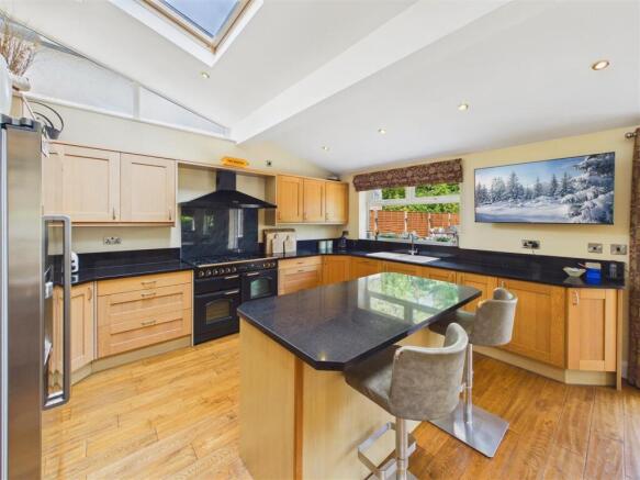 4 bed Detached for sale Image 6