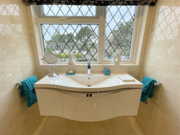 Principal bedroom sink.jpg