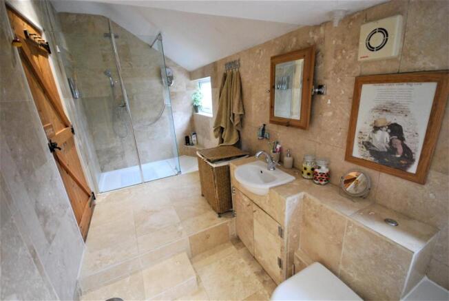 DOWNSTAIRS BATHROOM:
