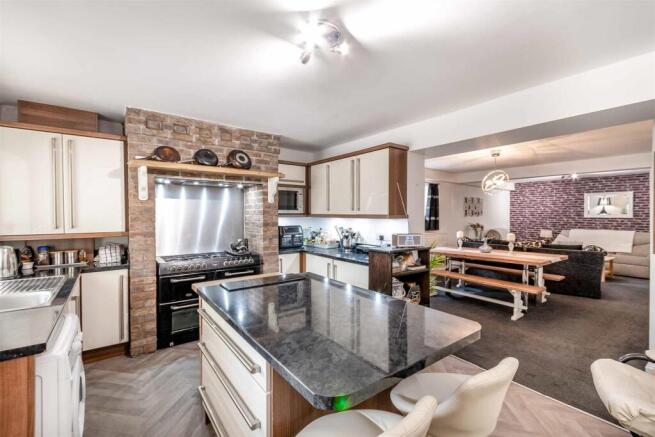 4 bed Detached for sale Image 3