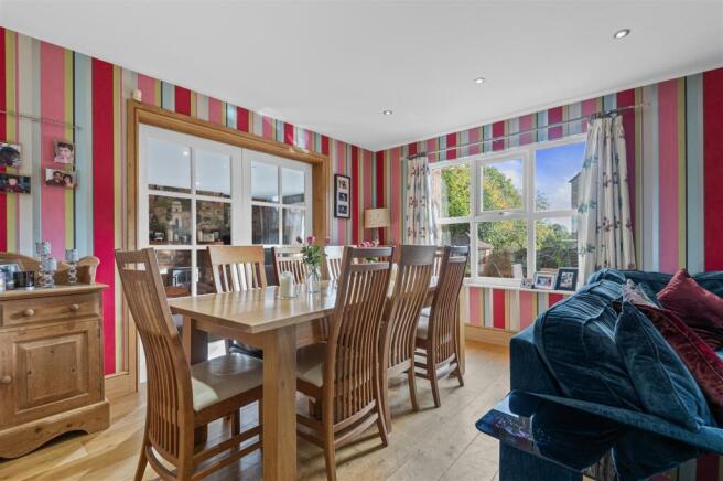 5 bed Detached for sale Image 12