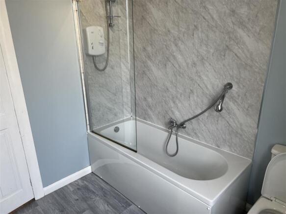 BATHROOM 1.JPG