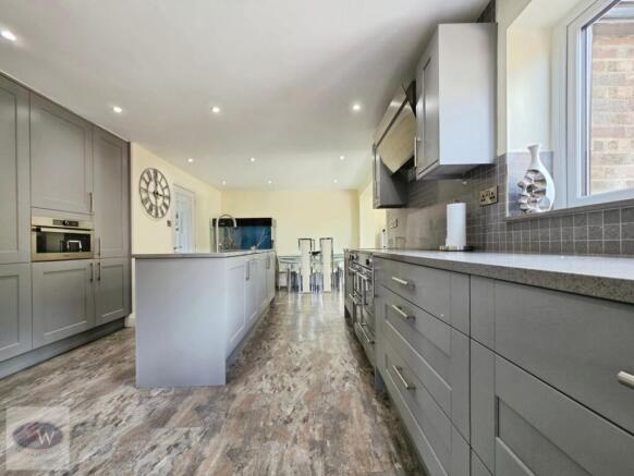 5 bed Detached for sale Image 10