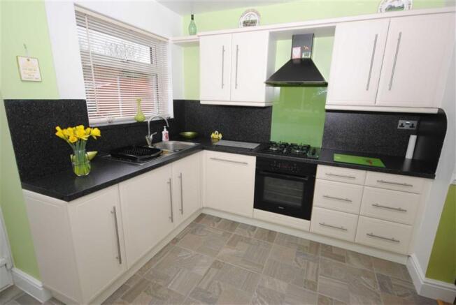 FITTED KITCHEN